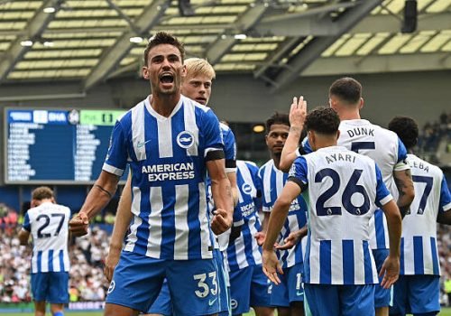 TOPSHOT - Brighton's English-born Danish midfielder #33 Matt O'Riley celebrates  scoring the opening goal from the penalty spot during the English Premier League football match between Brighton and Hove Albion and Fulham at the American Express Community Stadium in Brighton, southern England on August 16, 2025. (Photo by Glyn KIRK / AFP) / RESTRICTED TO EDITORIAL USE. No use with unauthorized audio, video, data, fixture lists, club/league logos or 'live' services. Online in-match use limited to 120 images. An additional 40 images may be used in extra time. No video emulation. Social media in-match use limited to 120 images. An additional 40 images may be used in extra time. No use in betting publications, games or single club/league/player publications. /  (Photo by GLYN KIRK/AFP via Getty Images)
