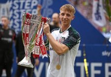 LONDON, ENGLAND - MAY 24: Tom Watson of Sunderland lifts The Sky Bet Championship Play-Off trophy after his team's victory and subsequent promotion to the Premier League in the Sky Bet Championship Play-Off Final match between Sheffield United and Sunderland at Wembley Stadium on May 24, 2025 in London, England. This weekend's EFL play-off matches at Wembley will all kick-off one minute late, to raise awareness for the ‘Every Minute Matters’ campaign, which aims to encourage people to learn CPR. (Photo by Mike Hewitt/Getty Images)